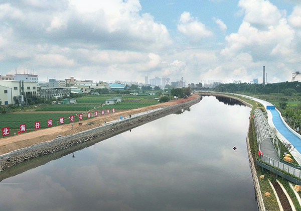 “全河段、全流域、全天候、生態(tài)修復”治理原則<br />
<br />
按照“控源截污→內源清淤→補水活源(生態(tài)補水)→堤防整治→生態(tài)修復”的總體思路。