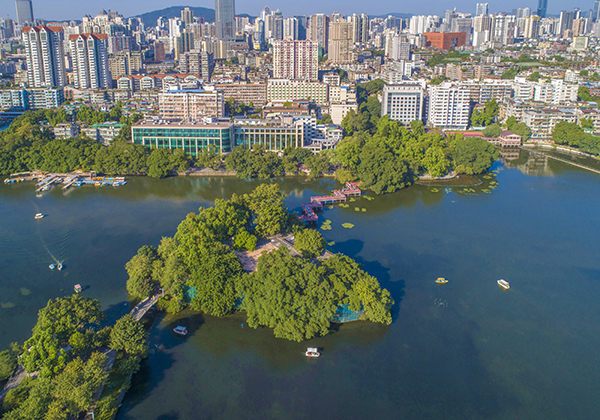 60天從劣V類提升到IV類水<br />
<br />
東山湖公園是廣州市四大生態(tài)調(diào)蓄湖之一，項(xiàng)目自2017年9月開(kāi)始實(shí)施，采用“截污控源+原位生態(tài)修復(fù)+一體化設(shè)備應(yīng)急處理”等綜合技術(shù)手段，60天從劣V類提升到IV類水。2019年項(xiàng)目順利驗(yàn)收，現(xiàn)已進(jìn)入運(yùn)維期，水質(zhì)穩(wěn)定達(dá)到地表IV類水標(biāo)準(zhǔn)。