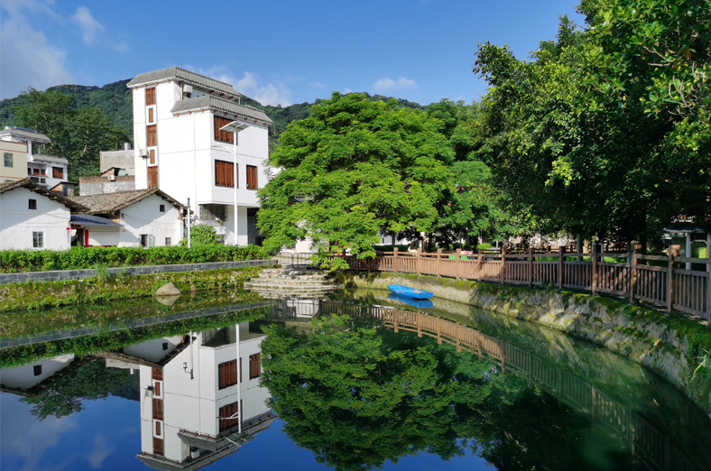 從化南平村是“中國(guó)美麗休閑鄉(xiāng)村”，水塘生態(tài)修復(fù)示范項(xiàng)目，通過(guò)小微水體整治工程，優(yōu)化農(nóng)村人居環(huán)境，擦亮農(nóng)村“顏值”，打造區(qū)域鄉(xiāng)村水塘治理的典范。